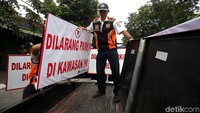 Petugas Dinas Perhubungan (Dishub) Kota Solo, Jawa Tengah, mulai memasang rambu pelarangan parkir disepanjang jalan Letjen Suprapto, Solo, Senin (06/11/2017).