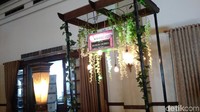 Kepada Wolipop, Ranu Asmoro pemilik Asmoro Decoration mengatakan, konsep dekorasi pernikahan Kahiyang tak jauh berbeda dari Gibran.