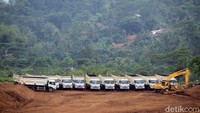 Meski di lokasi pembangunan tersebut tampak sepi dari proses pengerjaannya, tapi proyek tersebut terus berlangsung. Meskipun ada juga beberapa alat berat yang tak beroperasi.