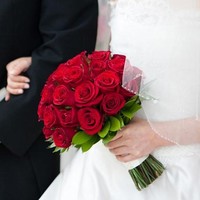 Mawar merah menjadi pilihan yang akan mendominasi dekorasi pernikahan Kahiyan Ayu dan Bobby. Selain cantik, mawar merah pun memiliki makna di baliknya, yakni menggambarkan rasa cinta dan kasih sayang. Warna ini dapat pula menggambarkan kekaguman juga pengabdian. Foto: Dok. Pinterest