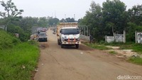 Tanah merah berjatuhan dari truk proyek pembangunan kereta cepat. Lantaran jalan itu kerap di lintasi truk berukuran besar sehingga di sejumlah titik jalan berubah menjadi kubangan lumpur.
