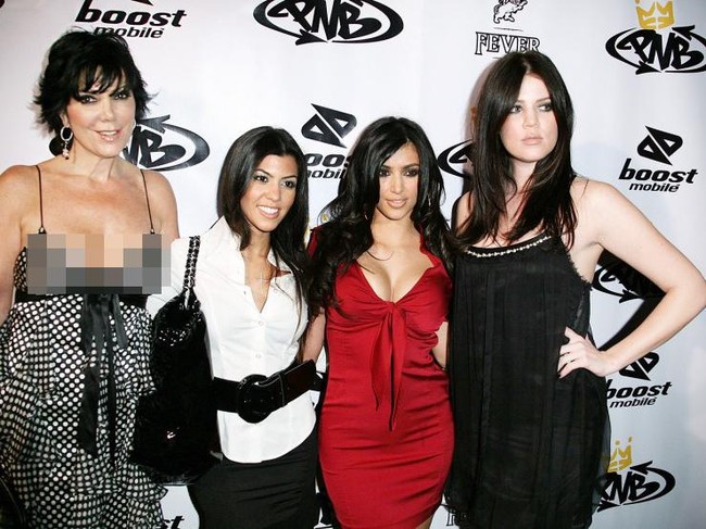 Berusia 51 namun Kris Jenner malah semakin hot. Berpose bersama ketiga putrinya (Kourtney, Kim Khloe Kardashian), Kris lah yang paling seksi. Foto ini diambil tahun 2006 saat pesta ulang tahun Nick Cannon. Foto: ist.