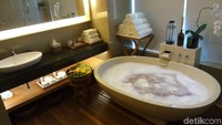 Pengunjung dapat bersantai di Spa Alila. Beberapa servis yang ditawarkan, yaitu pijat, perawatan wajah, rambut dan kuku. Yang menjadi unggulan adalah Balinese Massage dan Therapeutic Massage. Seluruh servis di spa akan dikenakan biaya (Bayu Ardi Isnanto/detikTravel)