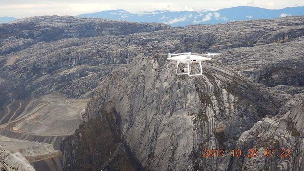 Saat Turis China Mendaki Puncak Tertinggi Indonesia