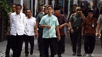 Jokowi berjalan menuju Gedung Graha Saba Buana.