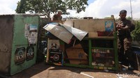 Tak hanya gerobak, barang dagangannya pun turut diangkut oleh petugas.