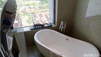 Kamar mandi dengan model bathtub berada di dekat jendela. Pemandangan Solo menambah suasa intim baru para tamu yang mandi sambil melihat memandang ke jendela (Bayu Ardi Isnanto/detikTravel)