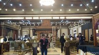Gebyok atau dinding kayu berukir khas Jawa akan menjadi focal point dekorasi. Salah satunya sebagai latar pelaminan yang memang sudah terpasang di Graha Saba. 