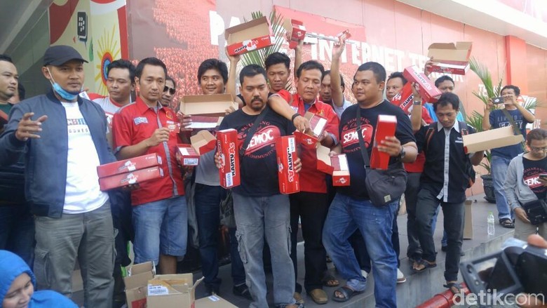 Protes Aturan Menkominfo, Penjual SIM Card Geruduk Operator Seluler Protes Aturan Menkominfo, Penjual SIM Card Geruduk Operator Seluler
