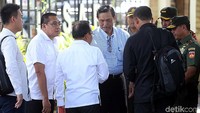 Luhut disambut Mensesneg Pratikno.