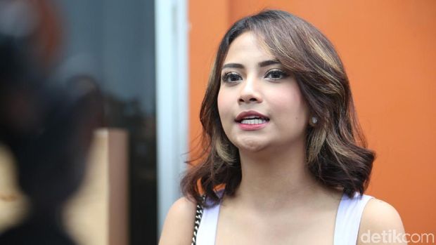 Pilot Ganteng Mantan Kekasih Kahiyang, Model Seksi Bersuara Soal Katalog Alexis