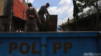 Gerobak pedagang diangkut menggunakan truk Satpol PP.