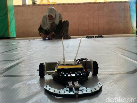 Robot Sumo Karya Santri di Mojokerto/