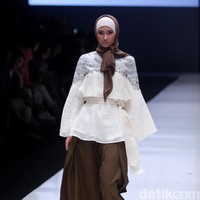 Koleksi terbaru dari brand Kami Idea yang kini berganti nama menjadi KAMI mengusung tema Cacti di Jakarta Fashion Week 2018, Senayan City, Jakarta, Rabu (25/10/2017). Foto: Mohammad Abduh/Wolipop
