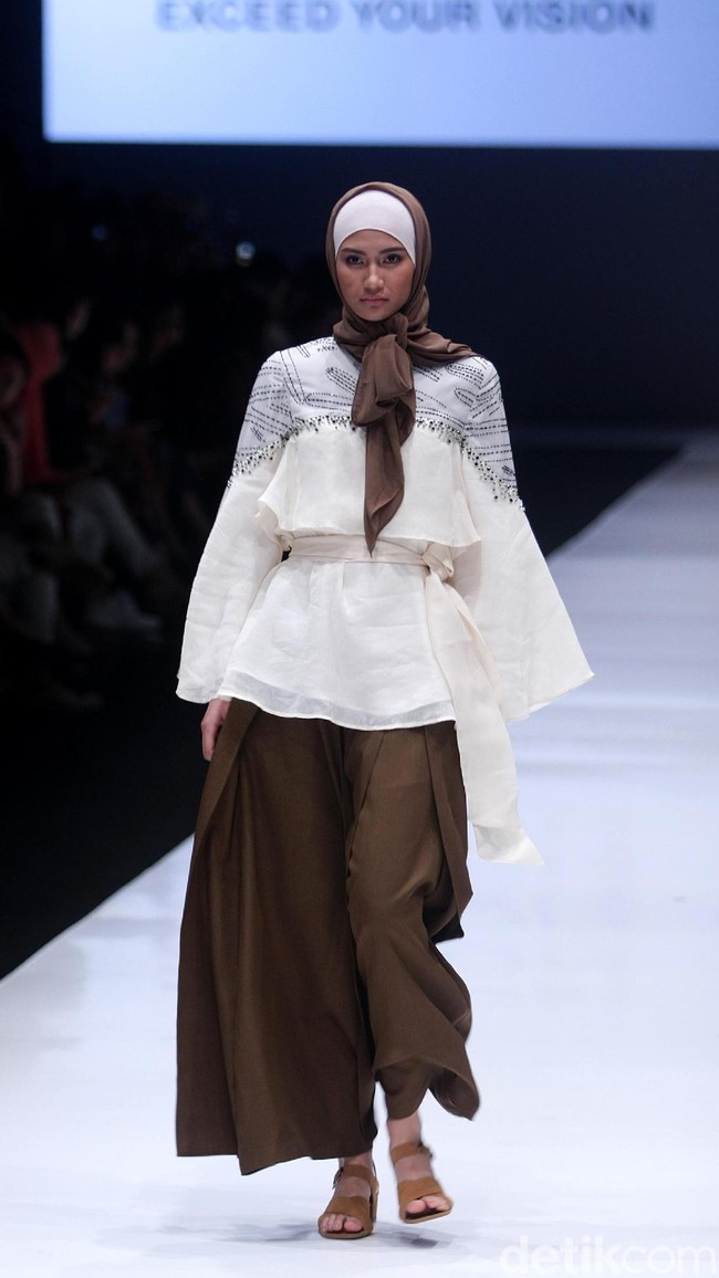 Koleksi terbaru dari brand Kami Idea yang kini berganti nama menjadi KAMI mengusung tema Cacti di Jakarta Fashion Week 2018, Senayan City, Jakarta, Rabu (25/10/2017). Foto: Mohammad Abduh/Wolipop