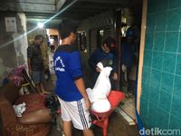 Rumah warga di Luar Batang yang jebol ditambal karung pasir