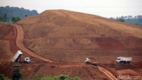 Nampak, alat berat excavator melakukan pengerukan dan pengurugan tanah di titik yang akan dibangun sebagai stasiun. Selain itu, belasan truk juga tampak mengangkut tanah ke lokasi pengurukan.