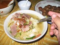 Kalau ke Solo jangan lupa cicip soto legendaris ini ya.