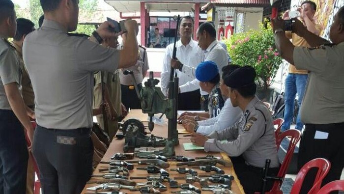 Maklumat Sapu Jagat, Puluhan Senpi Diserahkan Warga Sumsel ke Polisi