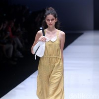Rancangan busana terbaru dari Alex[a]lexa dengan mengusung tema Art School di Jakarta Fashion Week 2018, Senayan City, Jakarta, Rabu (25/10/2017). Foto: Mohammad Abdhu/Wolipop