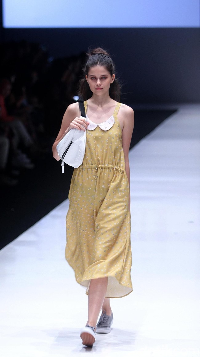 Rancangan busana terbaru dari Alex[a]lexa dengan mengusung tema Art School di Jakarta Fashion Week 2018, Senayan City, Jakarta, Rabu (25/10/2017). Foto: Mohammad Abdhu/Wolipop
