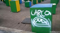 Corat-coretan itu terlihat di sejumlah titik di Taman Jomblo.