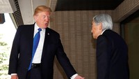 Dalam kunjungannya, seperti dilansir Reuters, Senin (6/11/2017), Trump yang mengenakan setelan jas lengkap dengan dasi, (Foto: REUTERS/Eugene Hoshiko/Pool)