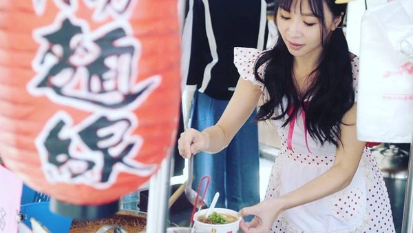 Diketahui, wanita penjual mie gerobak itu bernama Qingdao Pei atau biasa disebut Ka. Ia pun tampak lihai menyiapkan mie (Benny Huang/Facebook)
