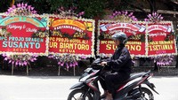 Berbagai karangan bunga ini ditaruh di sebelah kiri Graha Saba Buana.