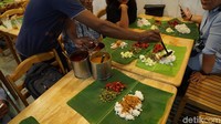 Traveler tak diperbolehkan membawa makanan dari luar dan juga berbagi alas makan untuk dua orang, karena hitungan harga makanan adalah per alas makan dan tambahan makanan dihitung di belakang (Masaul/detikTravel)
