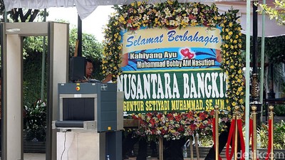 Karangan Bunga untuk Kahiyang-Bobby Diperiksa X-Ray