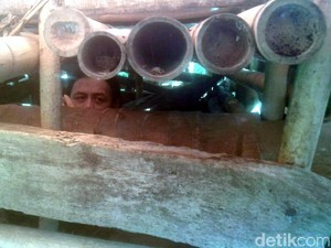Sakit Jiwa, Dirman Warga Sukabumi Dikurung di Kandang Bambu