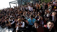 Begini penampakan ratusan fans Harry Potter yang berkumpul di alun-alun Kota Monterrey, Meksiko, Minggu (5/11/2017). Daniel Becerril/REUTERS.