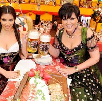 Usia 55 namun wajah tetap kencang. Foto bersama Kim Kardashian ini diambil tahun 2010 saat menghadiri Octoberfest di Munich, Jerman.  Foto: dok. Getty Images