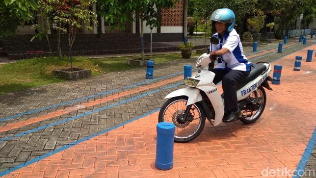  Subandi, Difabel Petugas Uji Praktik SIM