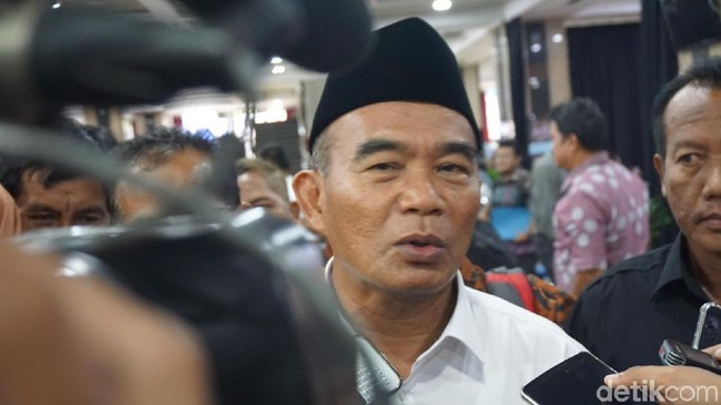 Mendikbud Buka-bukaan soal Rendahnya Gaji Guru Honorer