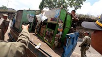 Petugas Satpol PP mengangkut gerobak PKL di kawasan Tebet Jakarta Selatan, Senin (6/11/2017).