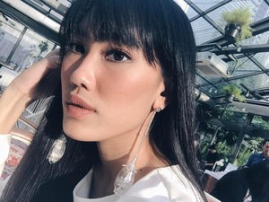 Inspirasi Bergaya Cantik dengan Flower Drop Earrings Ala Artis dan Selebgram