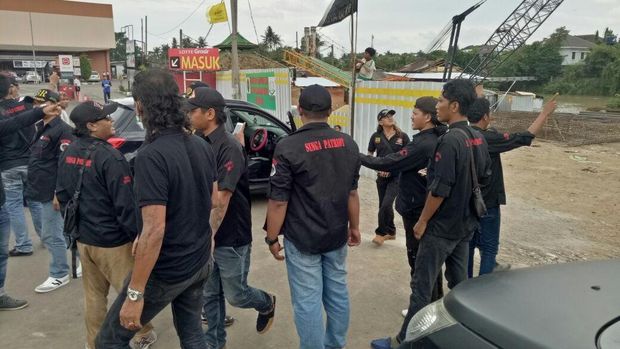 Keributan diduga karena rebutan lahan keamanan proyek pembangunan jembatan