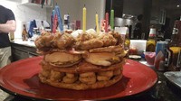 Kue ulang tahun ini cukup unik. Dibuat dari tumpukan pizza, chicken nugget, kentang goreng hingga burger. Kue yang diberi nama Fast Food Cake ini dirancang oleh Milton Lai asal Sydney, Australia. Foto: Istimewa