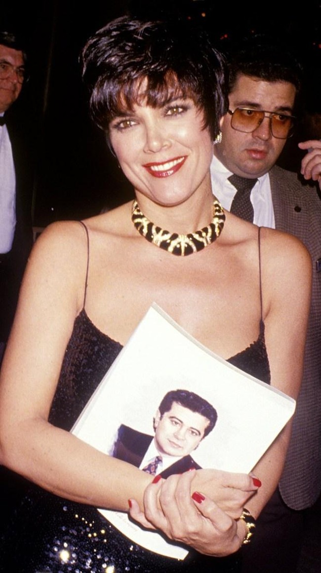 Sejak dulu, Kris Jenner tampil dengan rambut pendek. Hingga rambut pendek sudah jadi ciri khasnya. Di era 90, ibu sekaligus manager Kardashian-Jenner bersaudara itu tampil dengan rambut pendek dengan poni.  Foto: dok. Getty Images