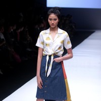 Rancangan busana terbaru dari Alex[a]lexa dengan mengusung tema Art School di Jakarta Fashion Week 2018, Senayan City, Jakarta, Rabu (25/10/2017). Foto: Mohammad Abdhu/Wolipop