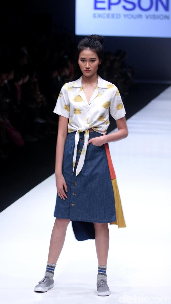 Rancangan busana terbaru dari Alex[a]lexa dengan mengusung tema Art School di Jakarta Fashion Week 2018, Senayan City, Jakarta, Rabu (25/10/2017). Foto: Mohammad Abdhu/Wolipop