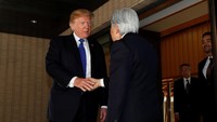 Trump menyapa Kaisar Akihito dengan jabatan tangan secara sopan dan anggukan kepala, namun tanpa membungkukkan badan. (Foto: REUTERS/Eugene Hoshiko/Pool)