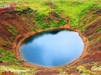 Foto: Danau Ini Dikelilingi Batuan Merah Langka