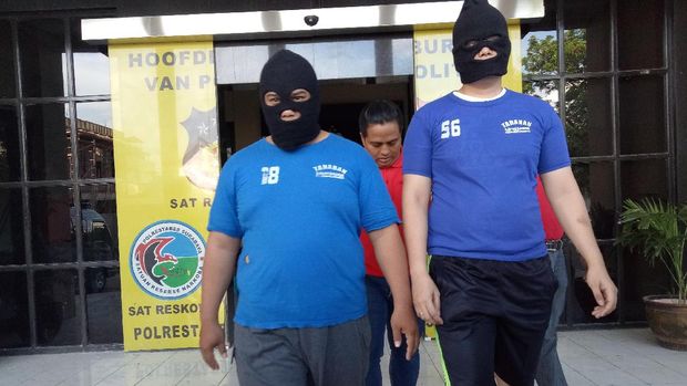 Dua tersangka, JPG dan AW