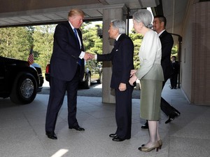 Beda dengan Obama, Trump Menyapa Kaisar Jepang Tanpa Membungkuk