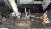 Sebuah rumah warga rusak dalam peristiwa ini. Atap rumah rusak dan tembok belakangnya jebol akibat tak kuat menahan air. Dari tembok rumahnya ini lah air cepat masuk dan menggenangi rumah warga lainnya. Foto: Indra Komara/detikcom