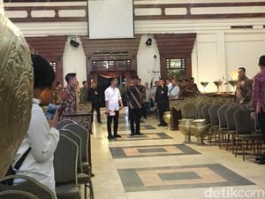 Bareng Gibran, Jokowi Tinjau Gladi Bersih Pernikahan Kahiyang-Bobby