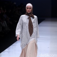 Koleksi terbaru dari brand Kami Idea yang kini berganti nama menjadi KAMI mengusung tema Cacti di Jakarta Fashion Week 2018, Senayan City, Jakarta, Rabu (25/10/2017). Foto: Mohammad Abduh/Wolipop